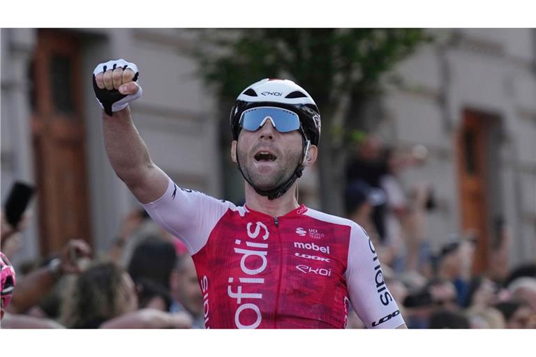 Benjamin Thomas jubelt über seinen Sieg bei der fünften Giro-Etappe.