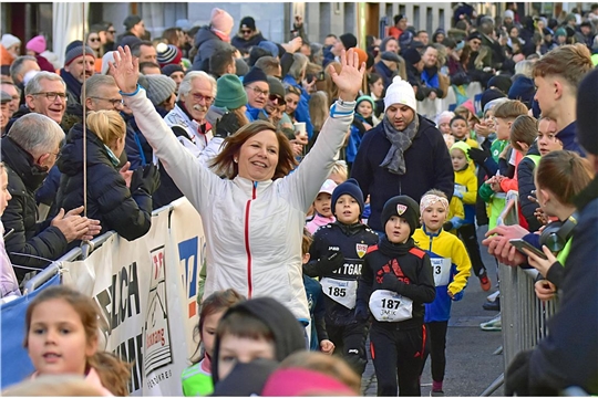 Jubelnde Mama beim Bambinilauf. Silvesterlauf 2024 in Backnang. SP