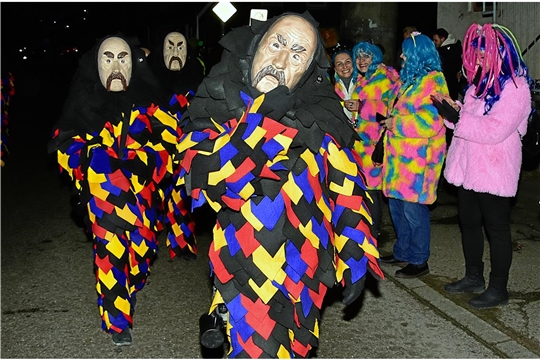 Die Schbiallombaschlotzer aus Auenwald machen den Anfang des Umzuges. Tolle Stimmung beim Fasching. Tausende Zuschauer und Mitwirkende beim Nachtumzug und Narrensprung der 1. Narrenzunft Auenwald durch die Gassen und Straßen in Unterbrüden, Auenwälder Narrentreiben 2025, SK