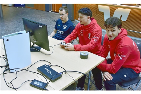 Felix Sellmaier (links) vom Verein für Präventionsarbeit gewinnt das Vorrundenspiel gegen das TSG-Duo Arda Gürsel und Shaban Veselaj (rechts).