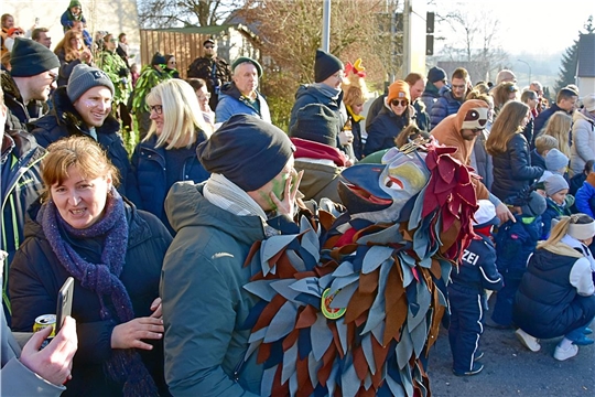 Ein Burgstettener Spatz oder eher gesagt ein Schmutzfink tobt sich im Gesicht eines Besuchers aus. Faschingsverein Burgstetten: Faschingsumzug durch Erbstetten. SK