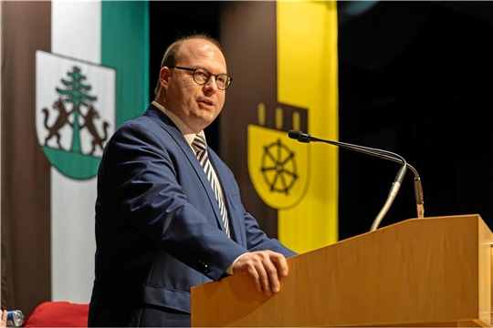 Bürgermeister Armin Mößner bei der Eröffnung des Bürgerempfangs 2025 in der Murrhardter Festhalle.