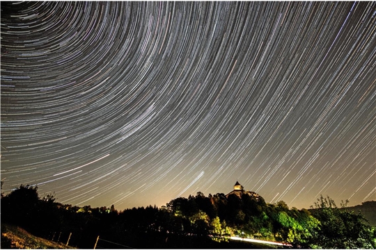 Kategorie "In Bewegung", Platz 5: „Burg Reichenberg im Sternenregen“ In einer eiskalten Novembernacht vor zwei Jahren ist Steffen Kirschkes Bild der Oppenweiler Burg Reichenberg entstanden. Es war sein erster Versuch im Bereich Astrofotografie. Je 30 Sekunden lang belichtete er. In anderthalb Stunden kamen so um die 70 Einzelbilder zusammen, die der Backnanger Hobbyfotograf zu Hause am PC einzeln bearbeitete und übereinanderlegte. „Vorher glaubt man gar nicht, wie viel sich nachts am Himmel tut“, sagt er. 