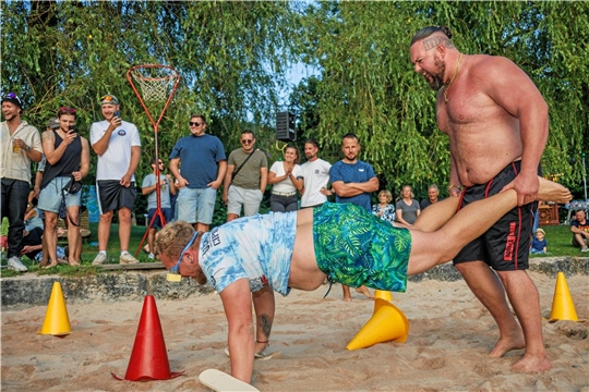 Beim Schubkarrenrennen ist im Rahmen des Waldsee-Triathlons Kraft und Geschicklichkeit gefragt.