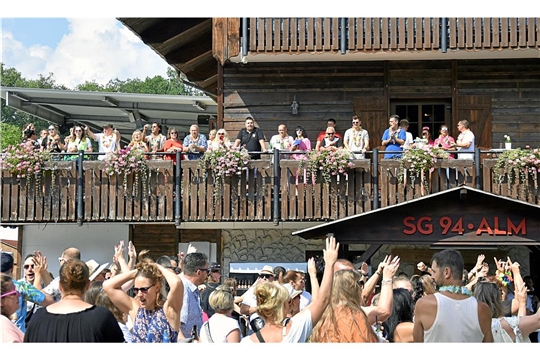 Party vor, auf, in und um die Alm beim Malle-Open Air-Festival im Fautenhau. 