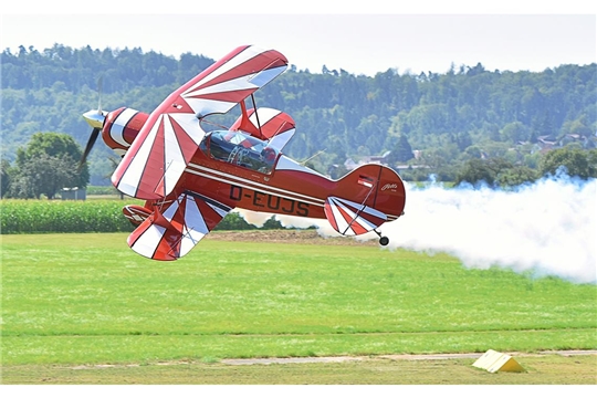 Der feuerrote Kunstflieger D-EUJS
Aviat Pitts S2B, geflogen von Uwe Schreyer (2. Vorsitzender Luftsportverein Backnang-Heiningen).