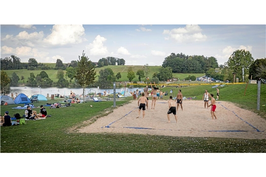 Beachvolleyball spielenr am Aichstrutsee.