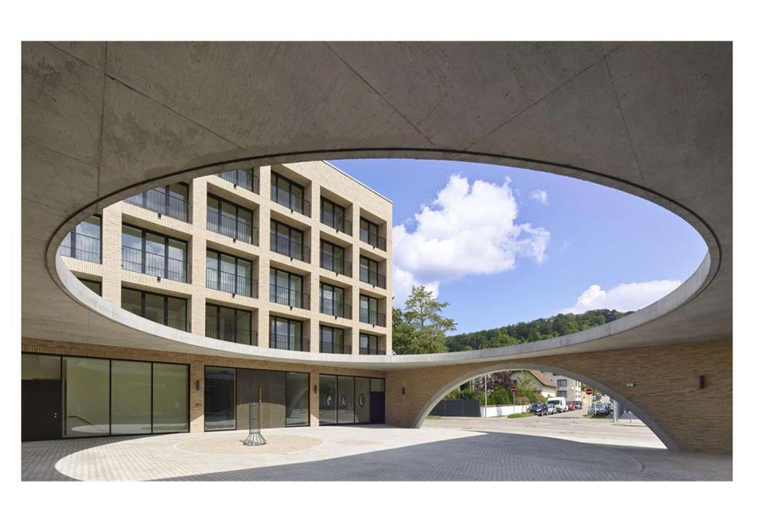 . . . das Stuttgarter Büro Lederer Ragnarsdóttir Oei mit dem Musikzentrum in Plochingen. Ein Hof verbindet wie ein Scharnier Gästehaus und Akademiehaus miteinander. Das Kreisrund nach oben scheint wie mit einer Plätzchenform aus der Betondecke ausgestanzt.