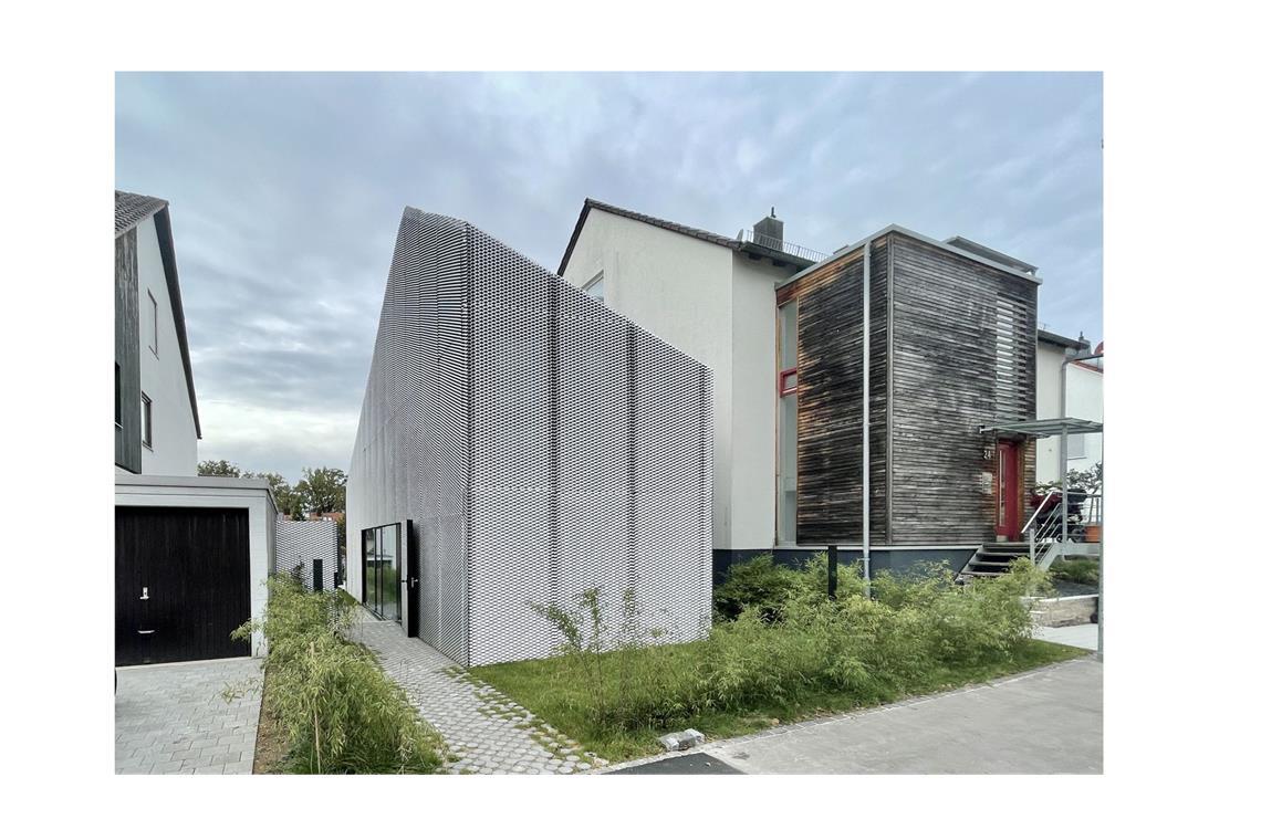 . . . ein kleines , schon mit einem DAM-Architekturpreis (Häuser des Jahres) ausgezeichnetes Einfamilienhaus mit einer fein schimmernden Streckblech-Alu-Fassade in Stuttgart-Sillenbuch, geplant vom Stuttgarter Architekten Thomas Sixt-Finckh. Man könnte . . .