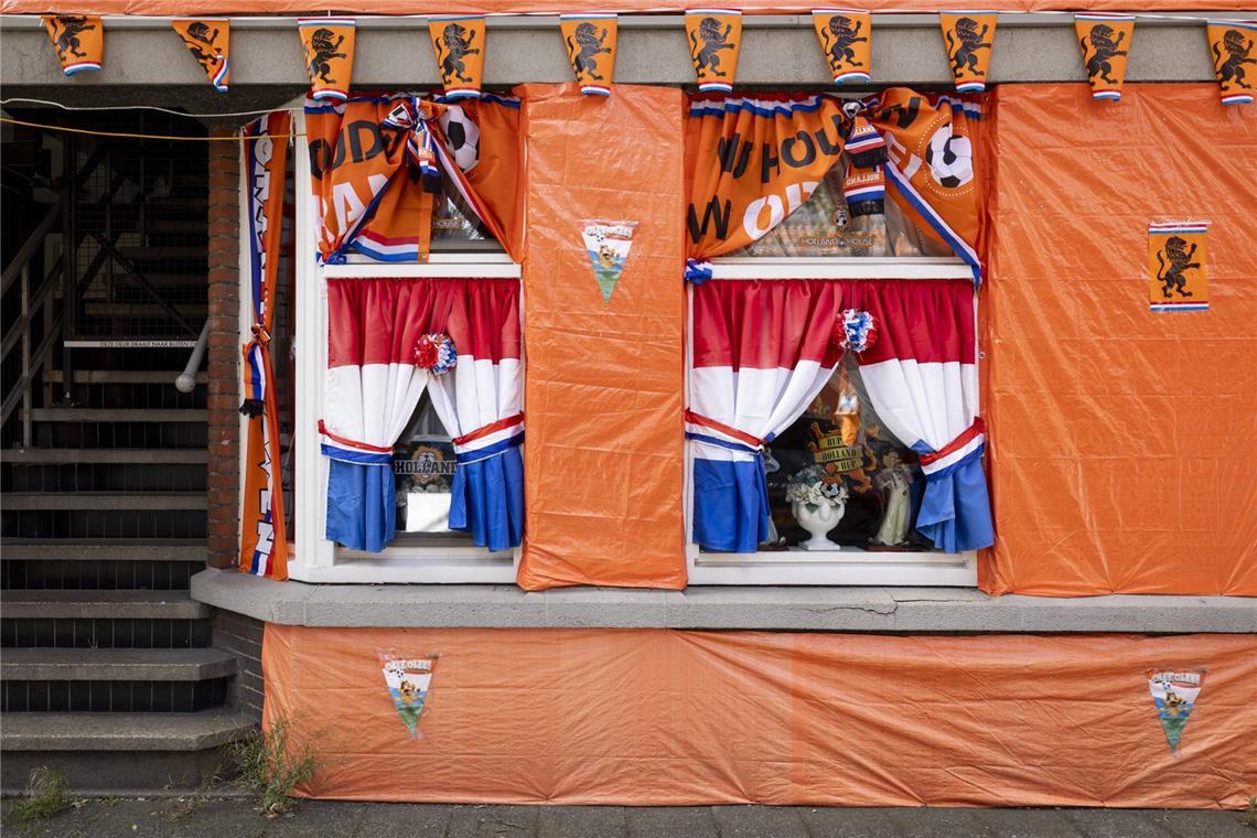 ... ganze Straßenzüge in Orange geschmückt.