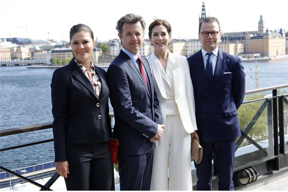 ... ihre Mutter, <b>Kronprinzessin Mary</b>, trug den cremeweißen Anzug 2017 bei einem Besuch bei den schwedischen Jung-Royals in Stockholm.