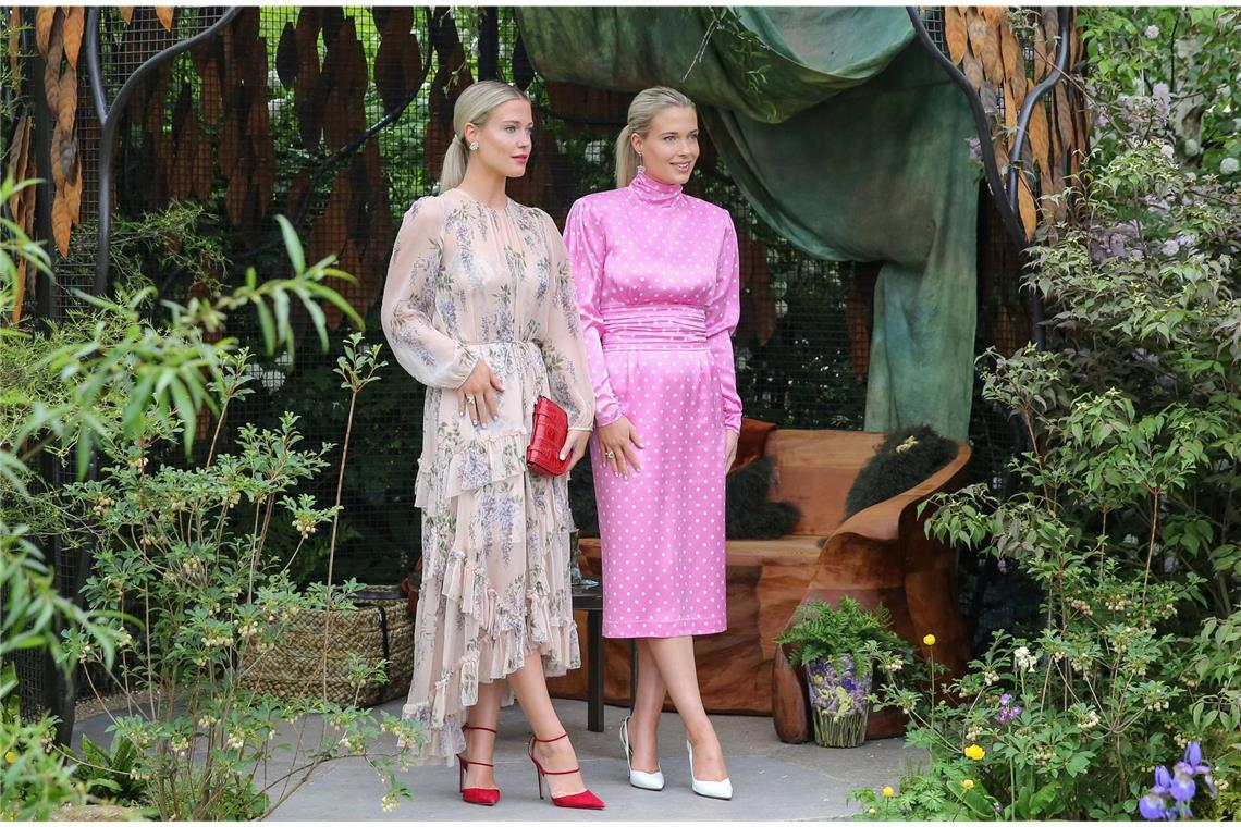 ... Lady Eliza Spencer, die Nichte von Prinzessin Diana, trug es bei der „Chelsea Flower Show“ ein paar Wochen vorher so wie man es kaufen konnte und in der Trendfarbe dieses Sommers, Pink.