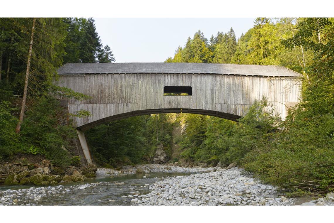 . . . schlichte alte Holzbaustile – im Bild: die Gschwendtobel-Brücke von 1830 über den Subersbach im Bregenzerwal.