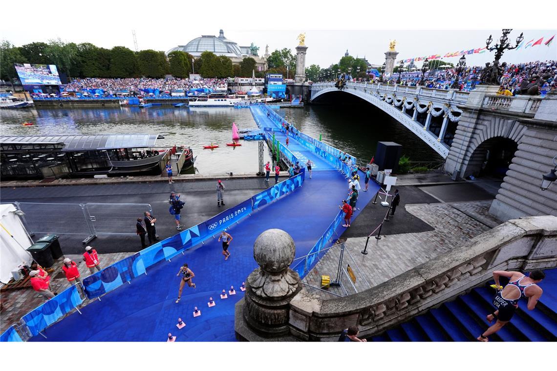 . . . Triathlon: Olympische Distanz (1,5 km Schwimmen, 40 km Radfahren, 10 km Laufen). Im Bild: die Britin Georgia Taylor-Brown (M) während des Einzeltriathlons der Frauen auf der Pont Alexandre III am 31. Juli 2024.