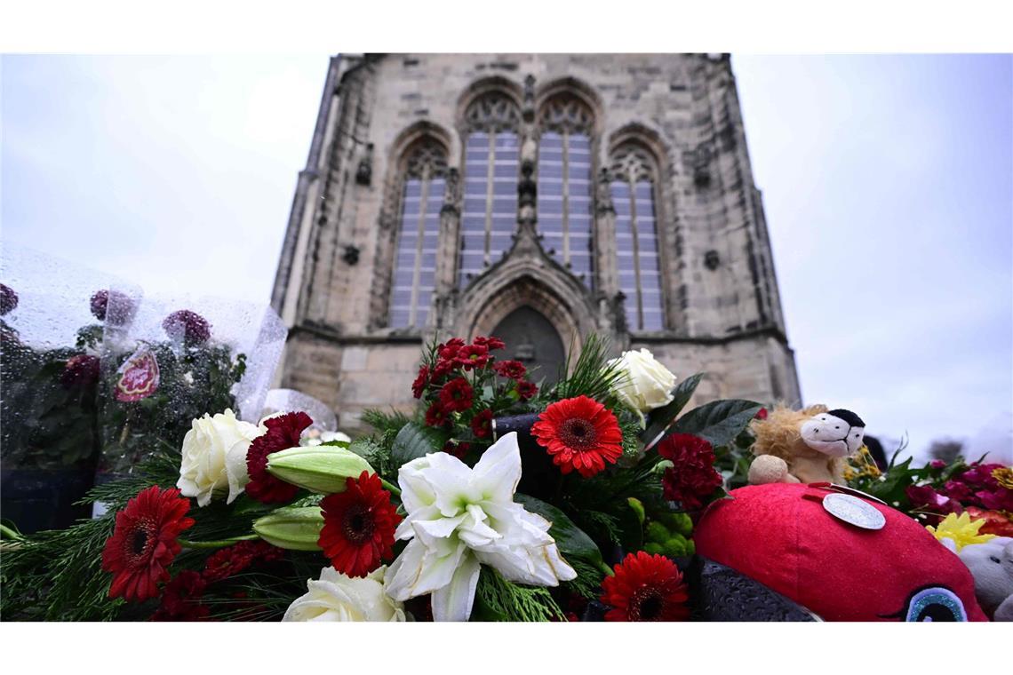 ... zu einer Mahnwache an der Johanniskirche zusammen.