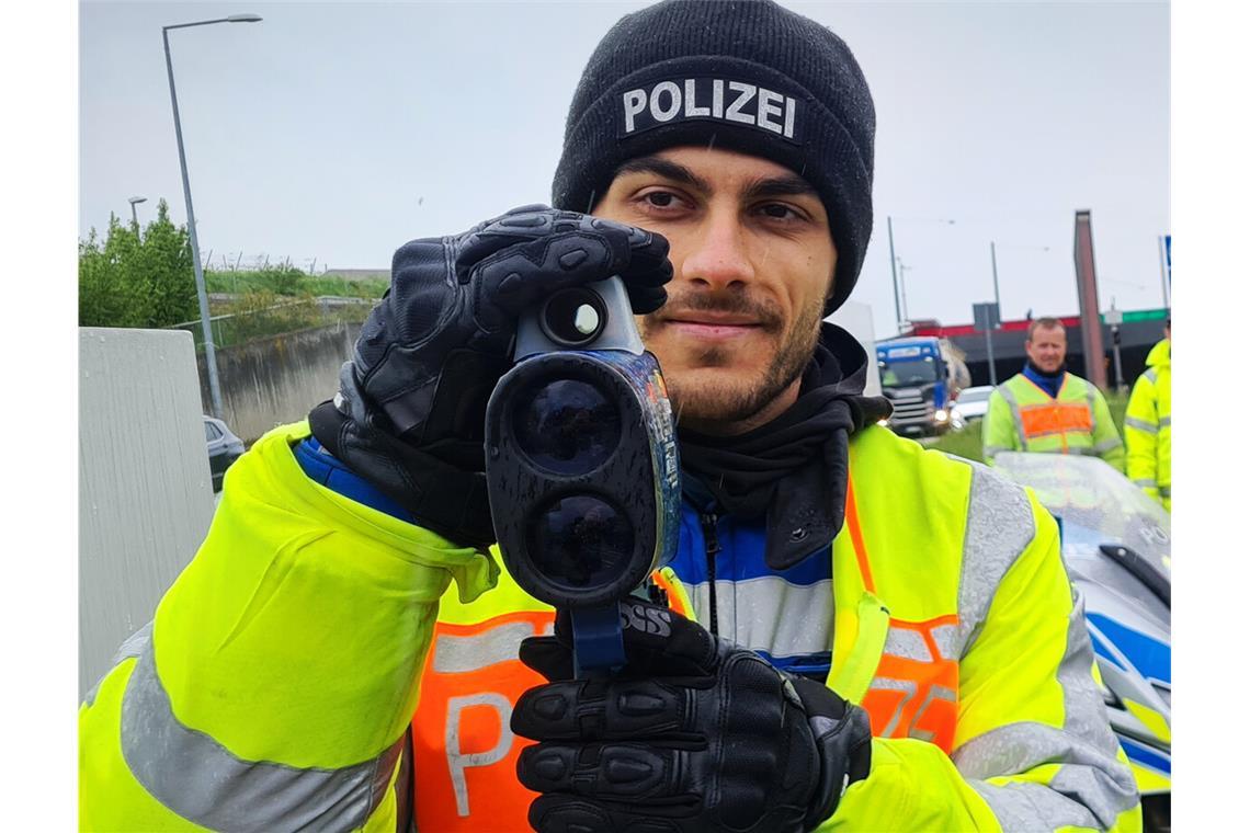 1,5 Kilometer Reichweite hat die Laserpistole zur Tempomessung.