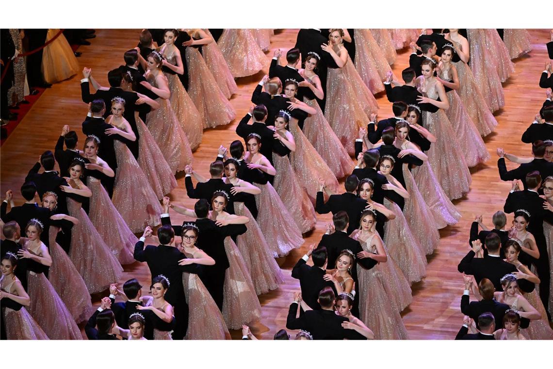 180 Debütantinnen und Debütanten zogen zu den Klängen des "Persischen Marsches" von Johann Strauss ein.