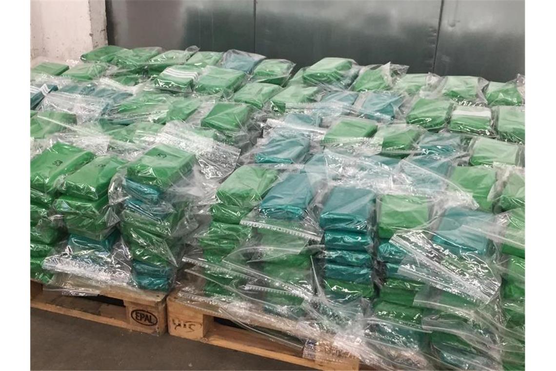 187 Kilogramm Kokain beschlagnahmt 187 Kilogramm beschlagnahmtes Kokain werden in München der Öffentlichkeit präsentiert. Foto: -/LKA Bayern/dpa