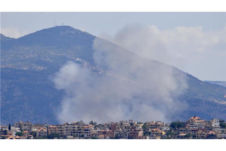 19.09.2024, Libanon, Chiyam: Rauch steigt nach einem israelischen Luftangriff auf.