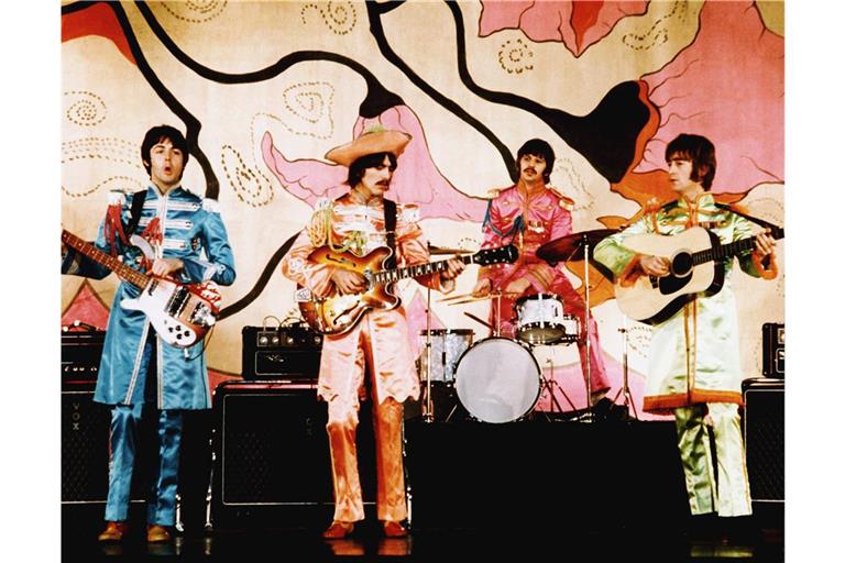 1967: Die Beatles singen „Hello Goodby“ auf ihrer Magic Mystery Tour.