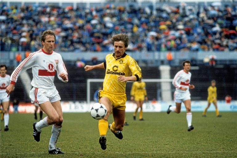 1989 im Neckarstadion gegen den VfB um Rainer Zietsch, in zwei Wochen mit der BVB-Traditionself in Backnang: Frank Mill. Foto: Imago