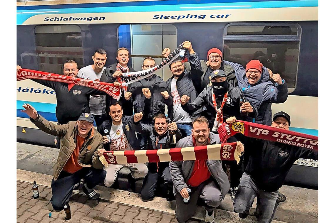 20-minütiger Zwischenstopp in Augsburg inklusive Gruppenfoto – die Stimmung beim VfB-Fanclub OFC 18Filstal93 ist top.