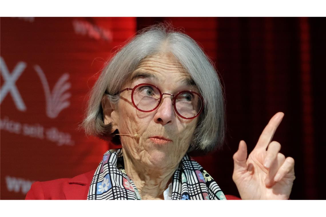 2007 floh Donna Leon vor den immer größeren Touristenströmen in Venedig und siedelte in die Schweiz über.