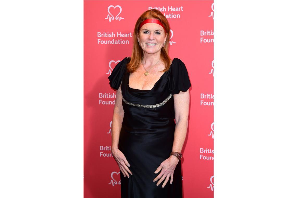 2010 geht Sarah Ferguson einer Finte der „News of the World“ auf den Leim: Ein als Geschäftsmann getarnter Reporter bittet „Fergie“, ihm Kontakt zu ihrem Ex-Mann zu verschaffen. Für 500.000 Pfund wäre die Herzogin von York dabei - und hat keine Ahnung, dass ihre Indiskretion gefilmt wird.