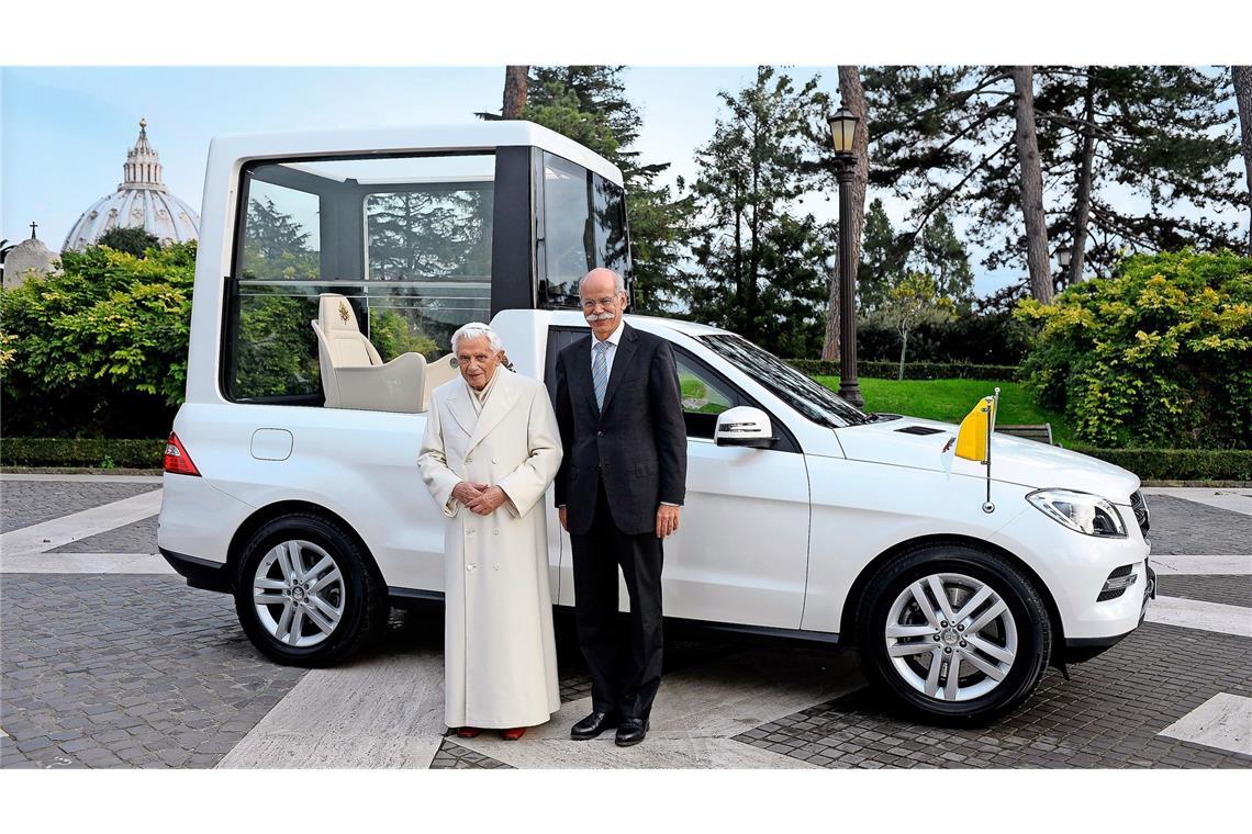 2012 übergibt Konzernchef Dieter Zetsche eine neue Version der M-Klasse an Papst Benedikt XVI.