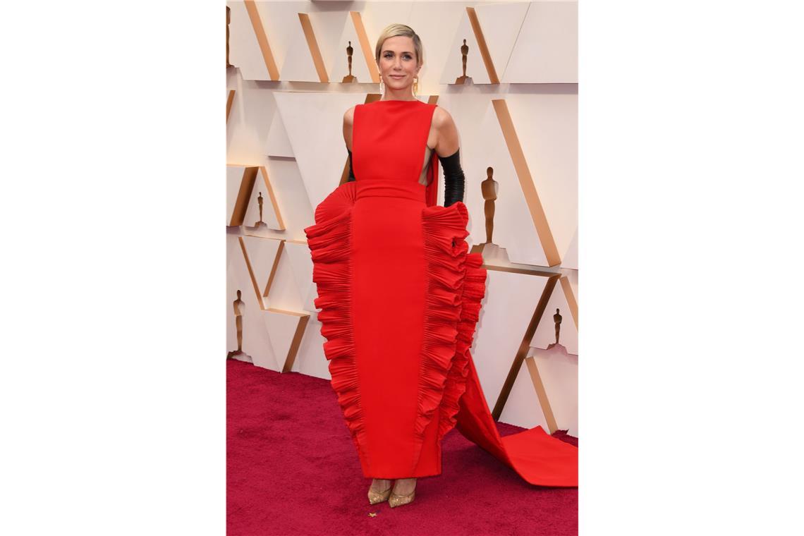 2020 griff <b>Kristen Wiig</b> bei den Academy Awards kräftig daneben. Von „Lasagne-Kleid“ bis „Kleine Raupe Nimmersatt“ war im Netz für dieses No-Go-Kleid an hämischen Kommentaren alles dabei.