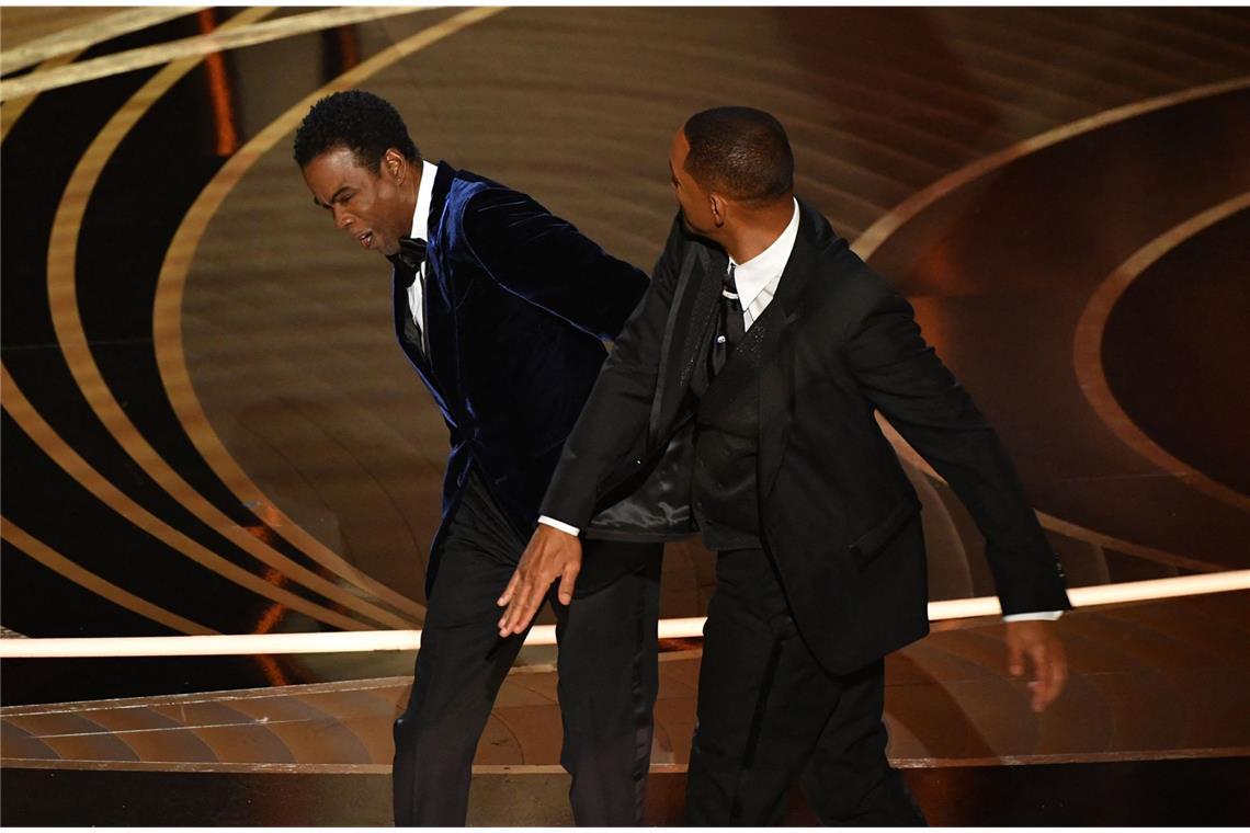 2022: Ein Schockmoment bei den Oscars - Will Smith läuft auf die Bühne, verpasst Chris Rock eine Ohrfeige und stürmt dann davon – seine zornig ausgestoßene Schimpftirade („Lass den Namen meiner Frau aus deinem verdammten Mund!“) enthält so viele „Fucks“, dass die Gala-Macher den Ton ausblenden müssen. Was den Ausbruch provozierte? Ein ziemlich daneben gegangener Gag über Smiths Frau.