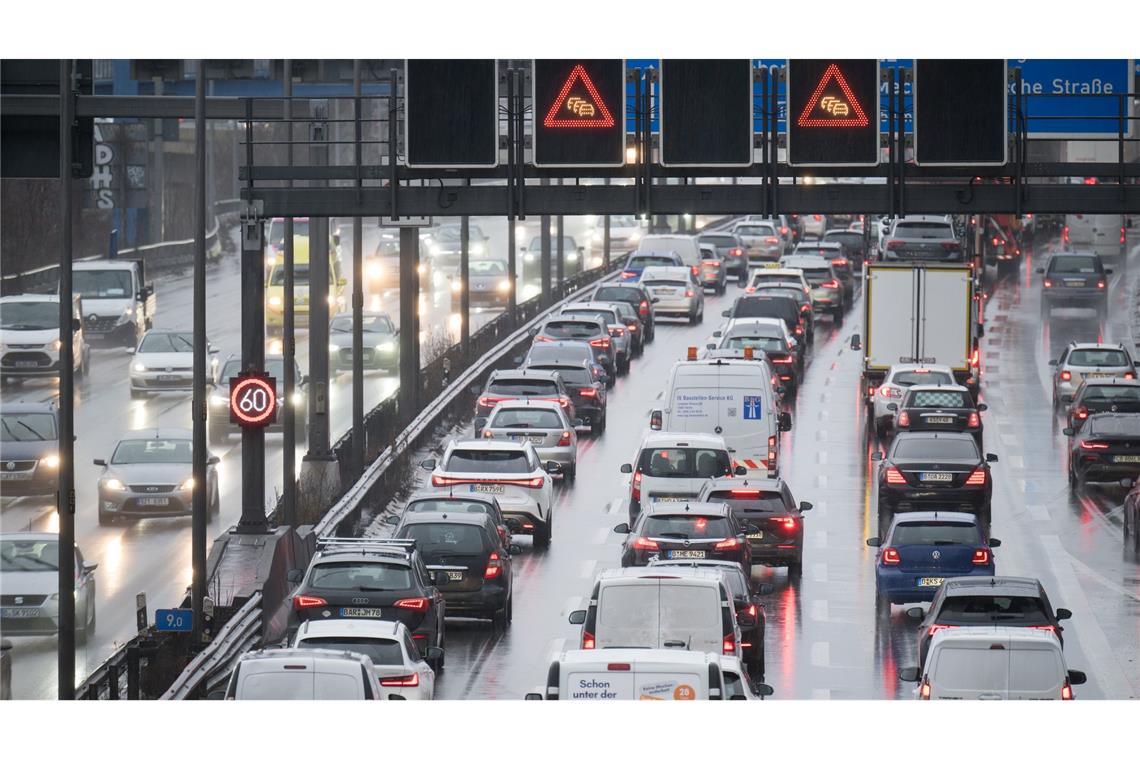 2024 waren die Menschen in Deutschland wieder mehr mit dem Auto unterwegs. (Archivbild).