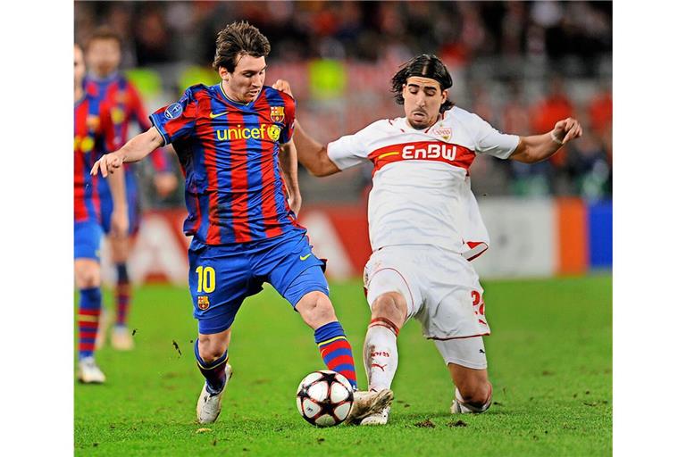 23. Februar 2010 in Stuttgart: Lionel Messi  (li.) gegen Sami Khedira