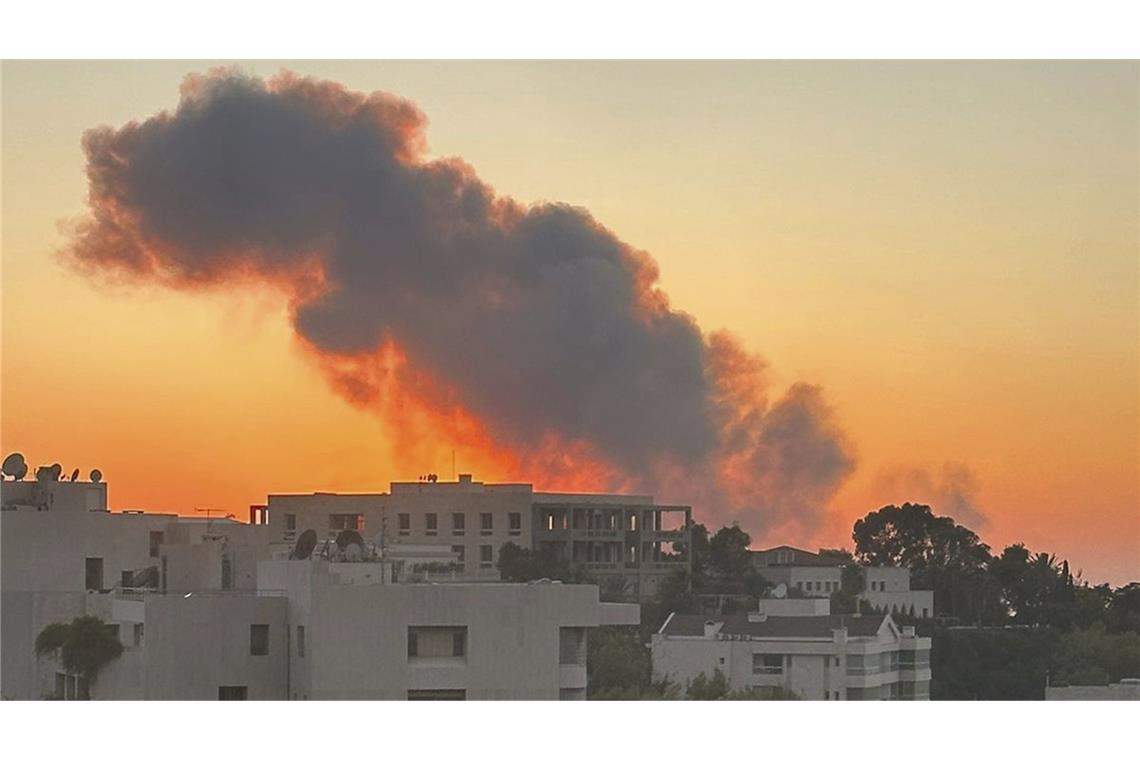 27. September 2024: Rauch steigt nach israelischen Angriffen über Beirut im Libanon auf.