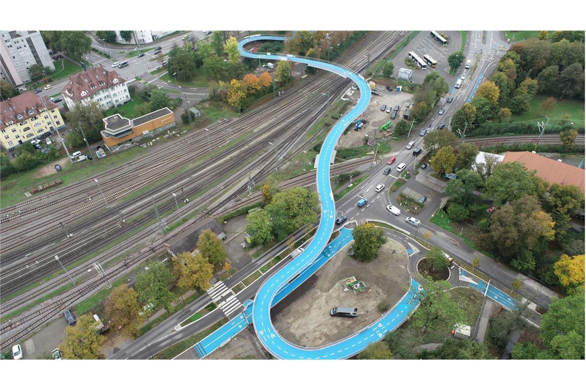 365 Meter ist die neue Radbrücke über die Gleise lang.