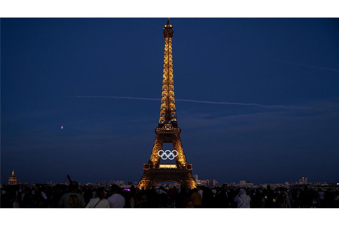 50 Tage vor Beginn der Sommerspiele in Paris wurden die Olympischen Ringe auf dem Eiffelturm angebracht.