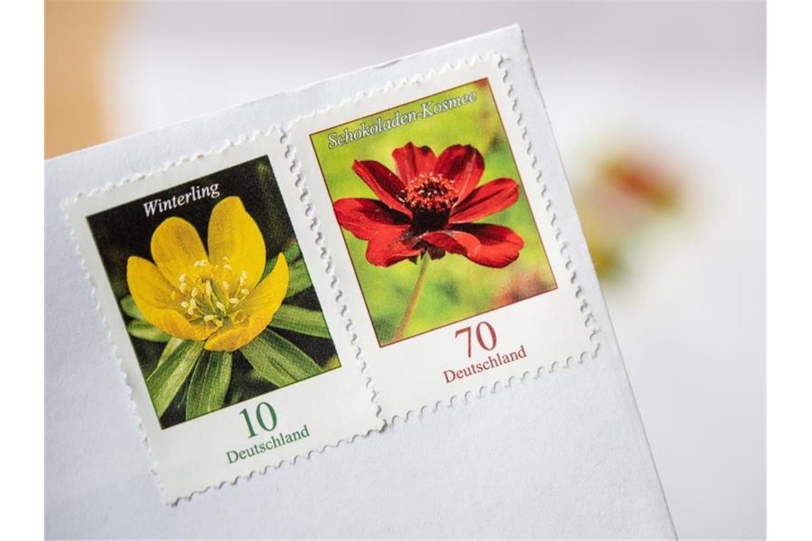 Berlin könnte Weg ebnen für teurere Briefmarken 70-Cent und eine 10-Cent Briefmarke - diese Preise dürften bald der Vergangenheit angehören. Foto: Fabian Sommer/dpa