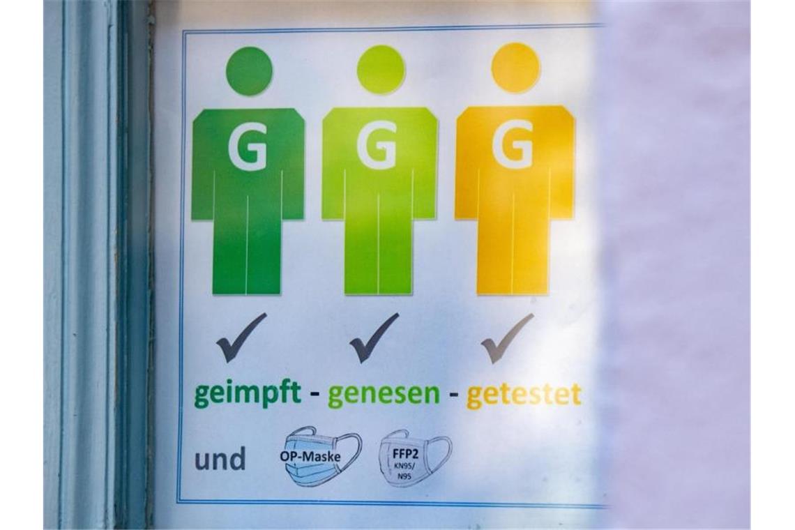 Mehr als 200.000 Corona-Neuinfektionen - Inzidenz steigt Ab 4. März wird aus der 2G-plus-Regel dann 3G. Foto: Bernd Wüstneck/dpa