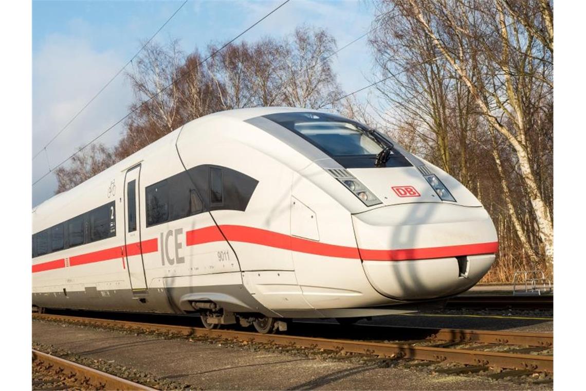 Bahn rüstet ICE4 auf und will Strecken ausbauen Ab Anfang August sollen mit dem Modell ICE4 erstmals Geschwindigkeiten von bis zu 265 Kilometern pro Stunde erreicht werden können. Foto: Daniel Bockwoldt/dpa