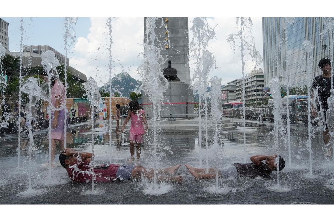 Ab in den Springbrunnen zur Abkühlung bei den heißen Temperaturen in Südkorea.