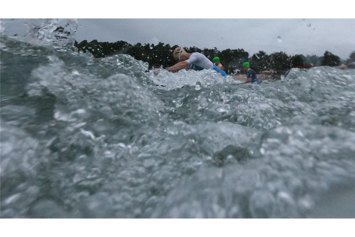 Ab in die Fluten - Die Altersklassenathleten bei der Ironman EM starten am Langener Waldsee zum Schwimmen.