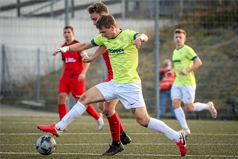 Ab Sonntag gilt es für Jovan Vucetic (am Ball) und die SG Oppenweiler-Strümpfelbach wie für Marius Gebhardt und den SV Allmersbach wieder. Gleich zum Auftakt warten auf die beiden Bezirksligisten aus dem Murrtal zwei Topduelle. Foto: Alexander Becher