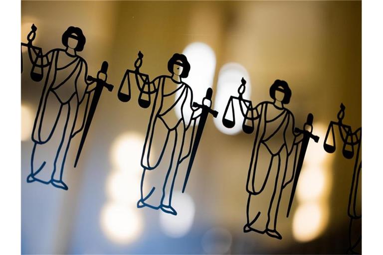 Abbildungen der Justitia an einer Scheibe am Eingang zu einem Gericht. Foto: Rolf Vennenbernd/dpa/Symbolbild