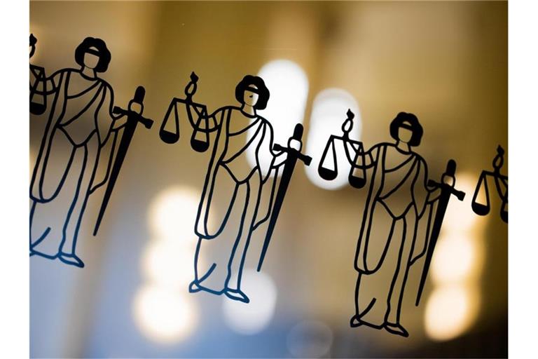 Abbildungen der Justitia an einer Scheibe am Eingang zu einem Gericht. Foto: Rolf Vennenbernd/dpa/Symbolbild