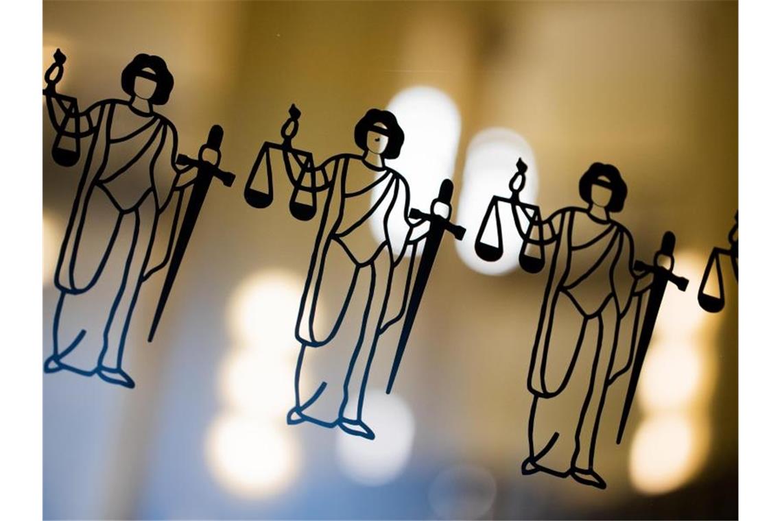 Abbildungen der Justitia an einer Scheibe am Eingang zu einem Gericht. Foto: Rolf Vennenbernd/dpa/Symbolbild