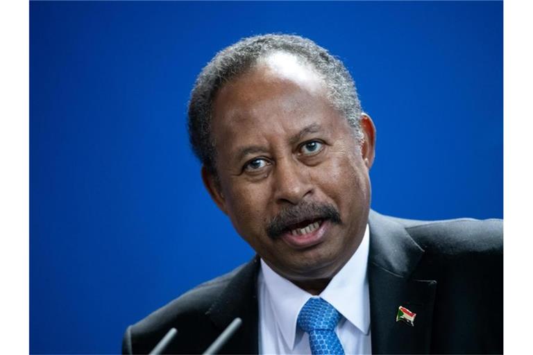 Abdullah Hamduk, Ministerpräsident von Sudan und Leiter der sudanesischen Übergangsregierung, spricht im Februar auf einer Pressekonferenz. Foto: Bernd von Jutrczenka/dpa