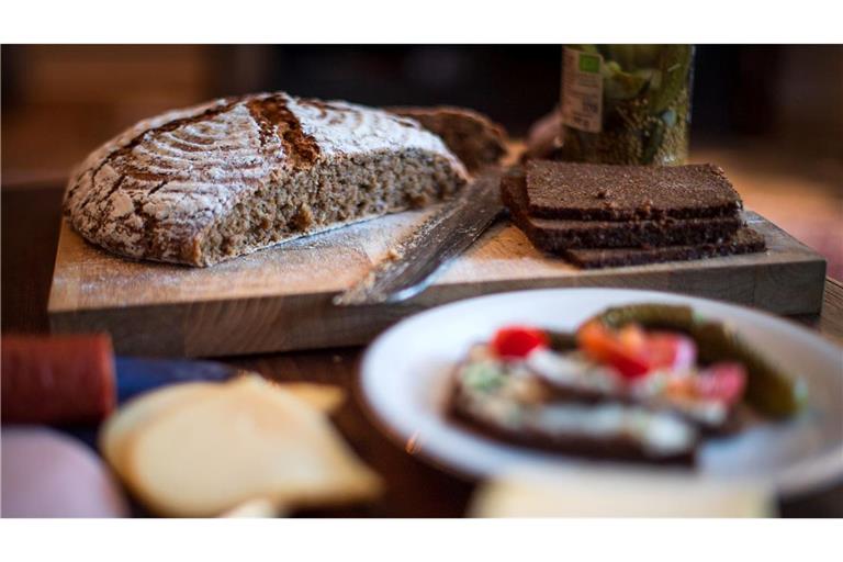 "Abendbrot" wird in Deutschland oft das Abendessen genannt. Zu sich genommen wird es zwischen 17 und 19 Uhr. Stirbt es bald aus, wenn die jungen Leute von heute es weniger mögen als die älteren? (Symbolbild)