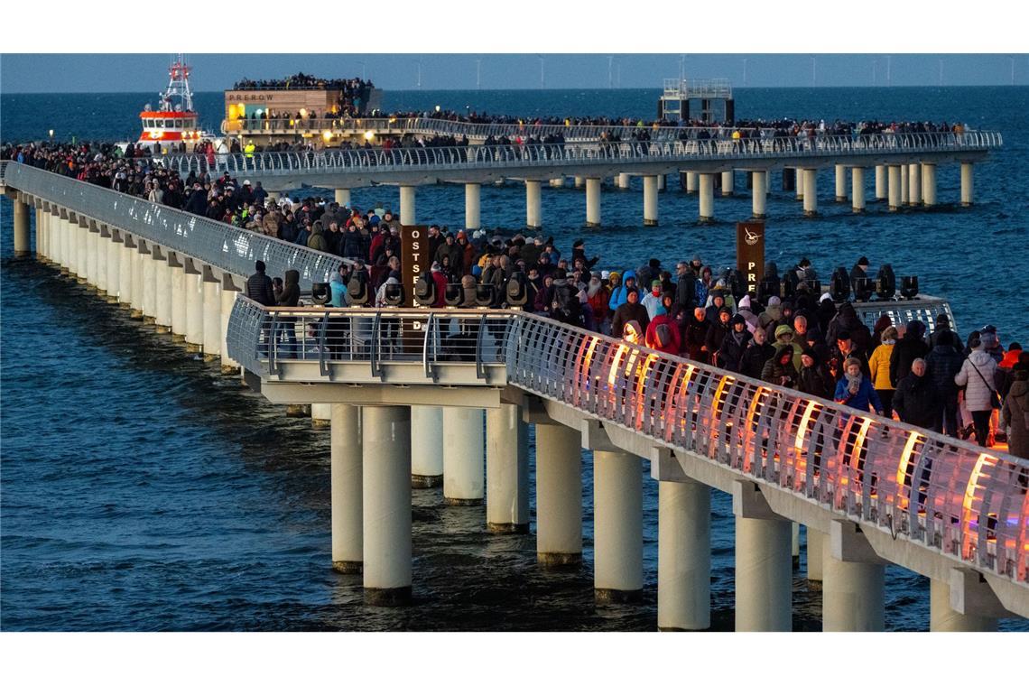 Abendlicher Spaziergang auf der neuen Seebrücke Prerow