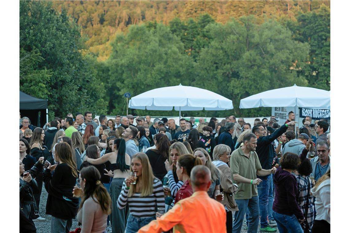 Abends lockte das Wiesafeschd mehr als 3000 Gäste nach Allmersbach. Foto: Janina...