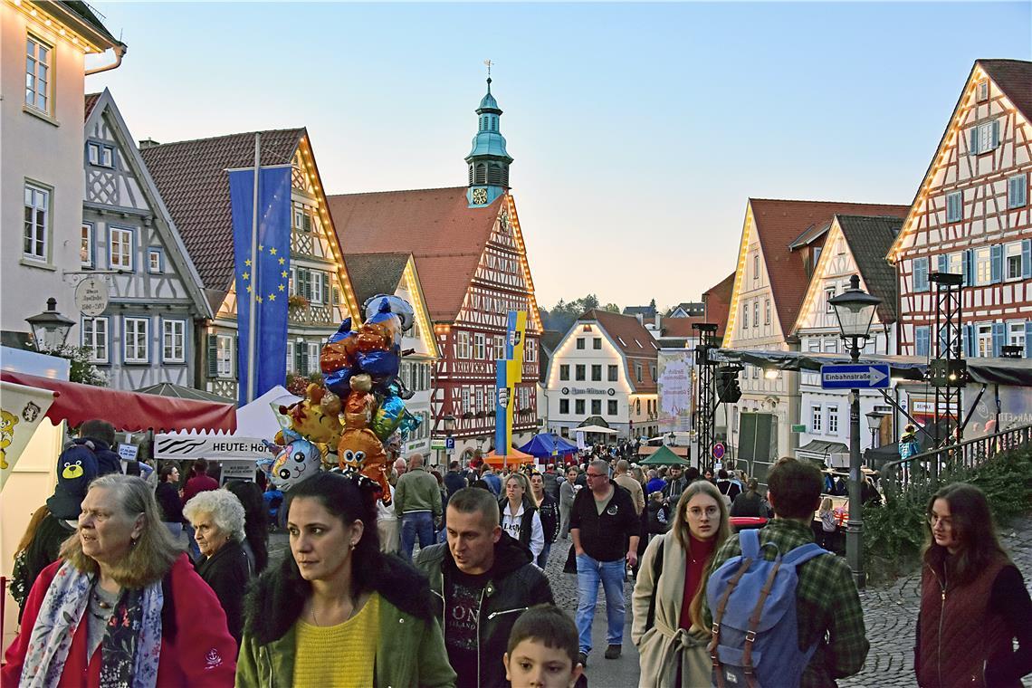 Abendstimmung auf dem Backnanger Gänsemarkt 2024. 